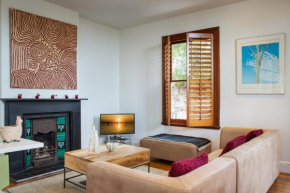 Chic Two-storey Cottage with Darling Harbour Views